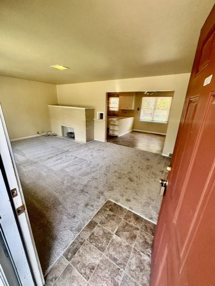 1101 Broadview Pl - Photo 3 of 23