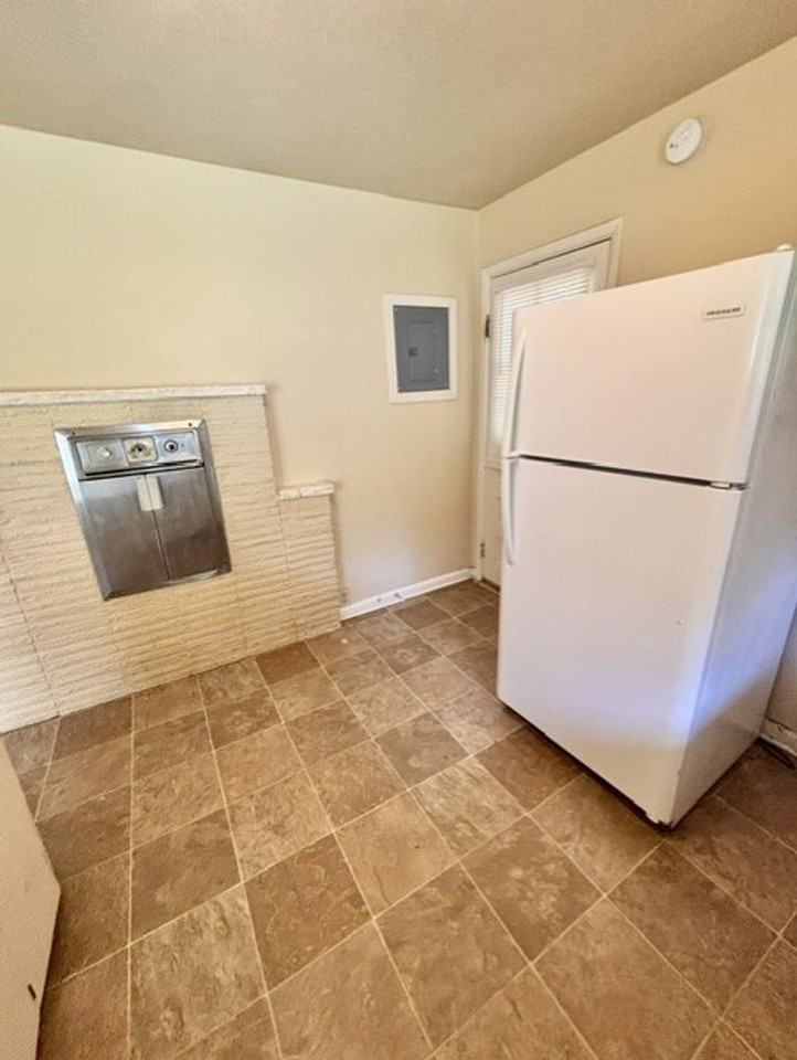 1101 Broadview Pl - Photo 7 of 23