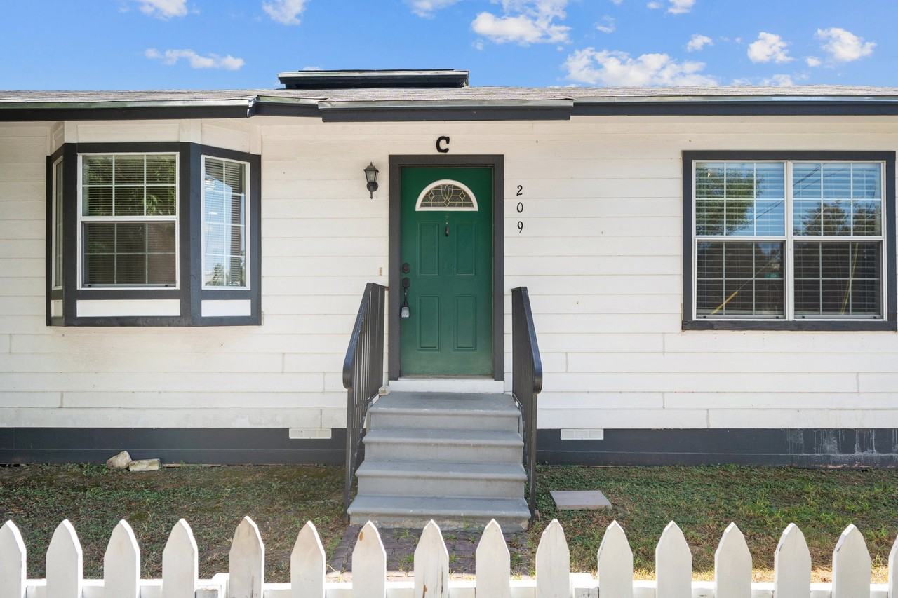 209 Ash St #C - Photo 2 of 24