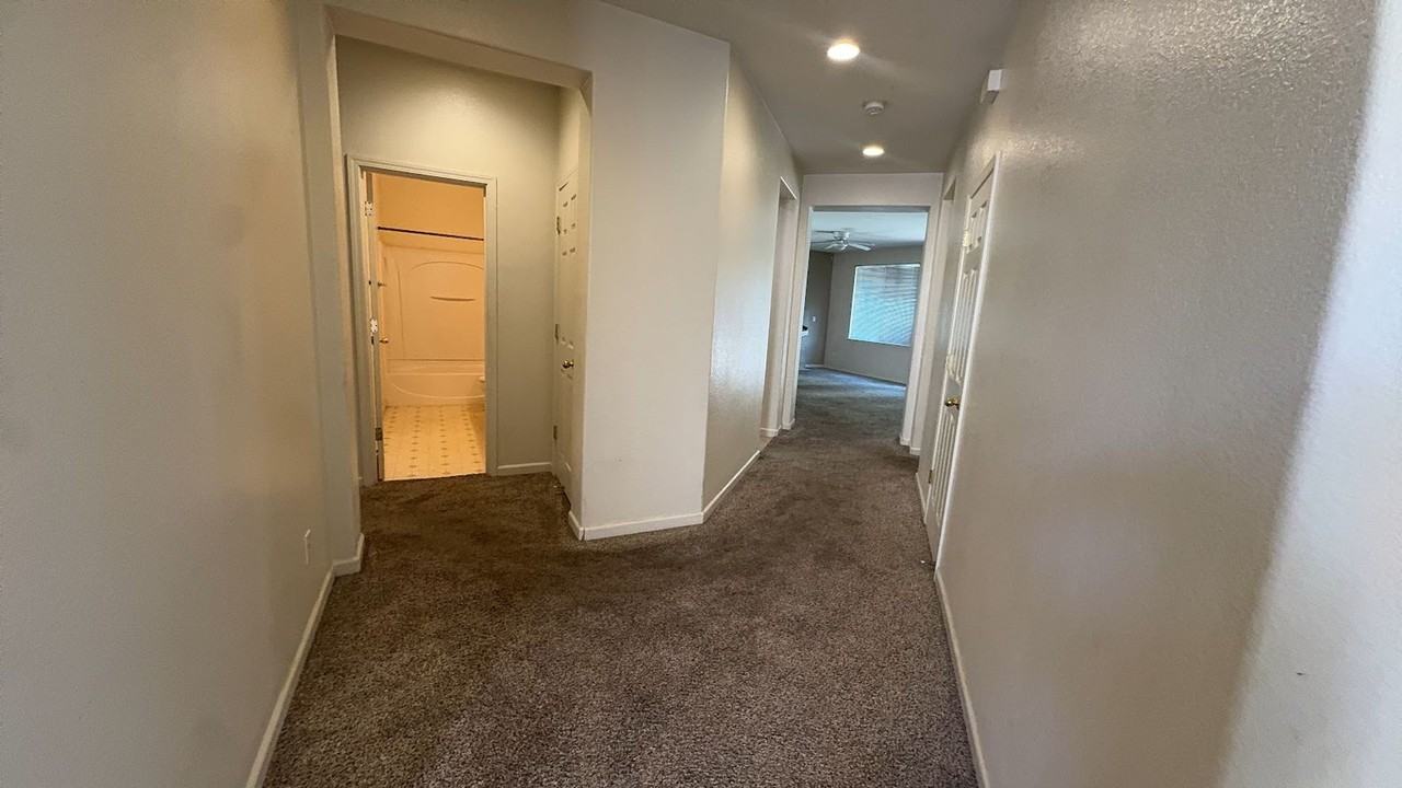 9618 Little Harbor Ct - Photo 4 of 33