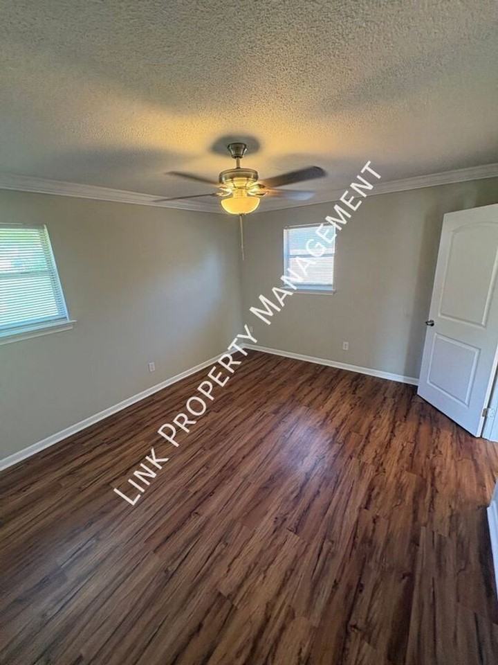 4911 Marylin Ln Apt B - Photo 5 of 41