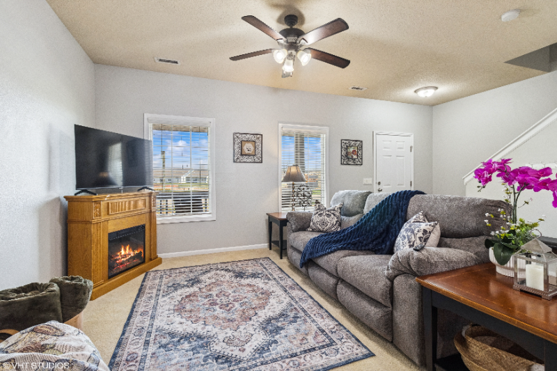 284 Se Booth Ave - Photo 4 of 20