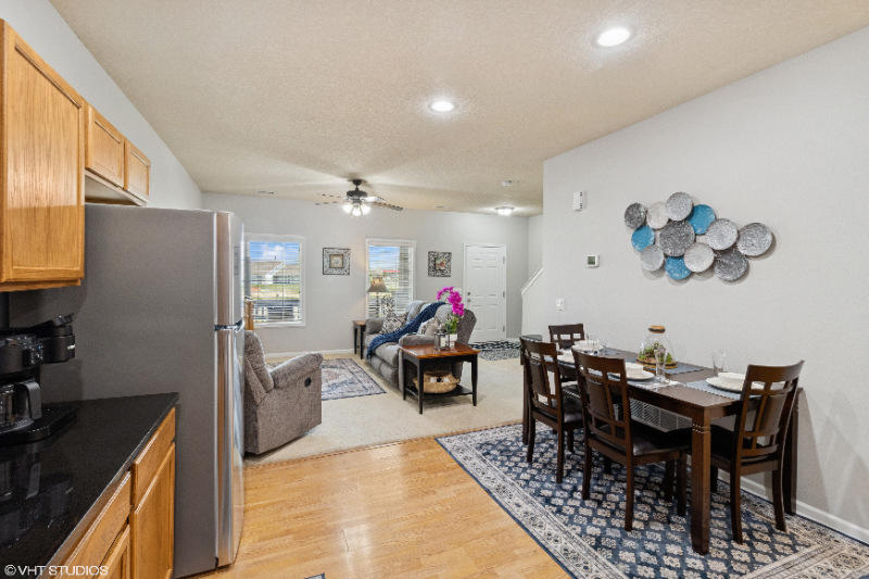 284 Se Booth Ave - Photo 6 of 20