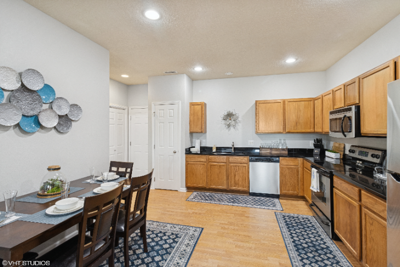 284 Se Booth Ave - Photo 7 of 20