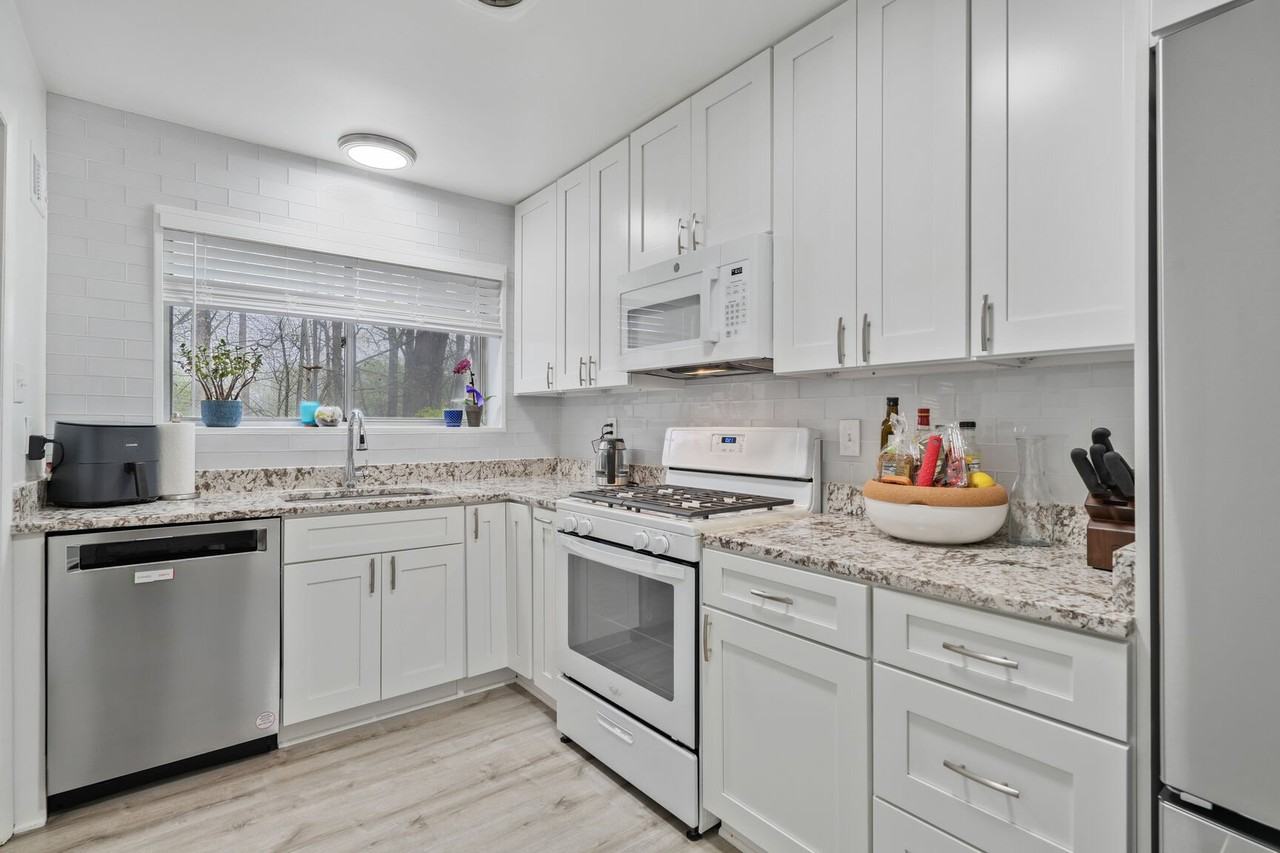 10613 Montrose Ave #102 - Photo 5 of 11