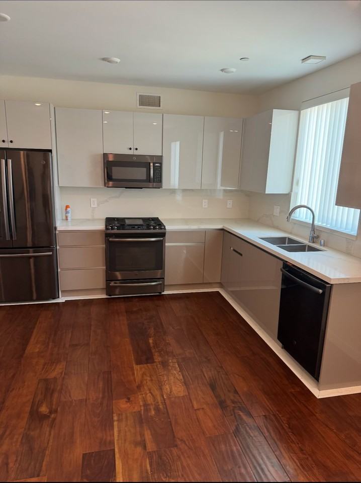 5537 La Mirada Ave #202 - Photo 2 of 4