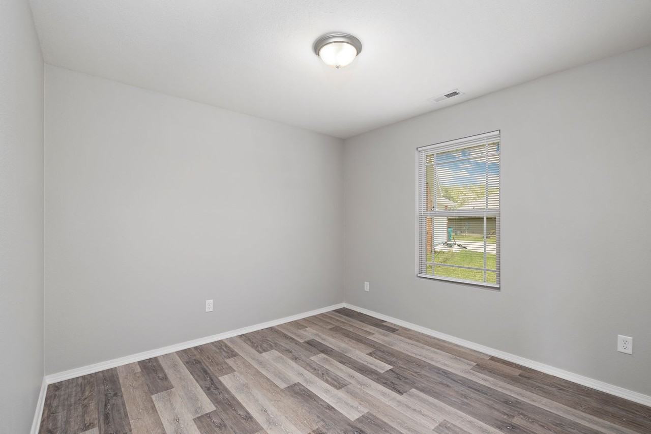 1119 S Calabria Ave - Photo 7 of 16