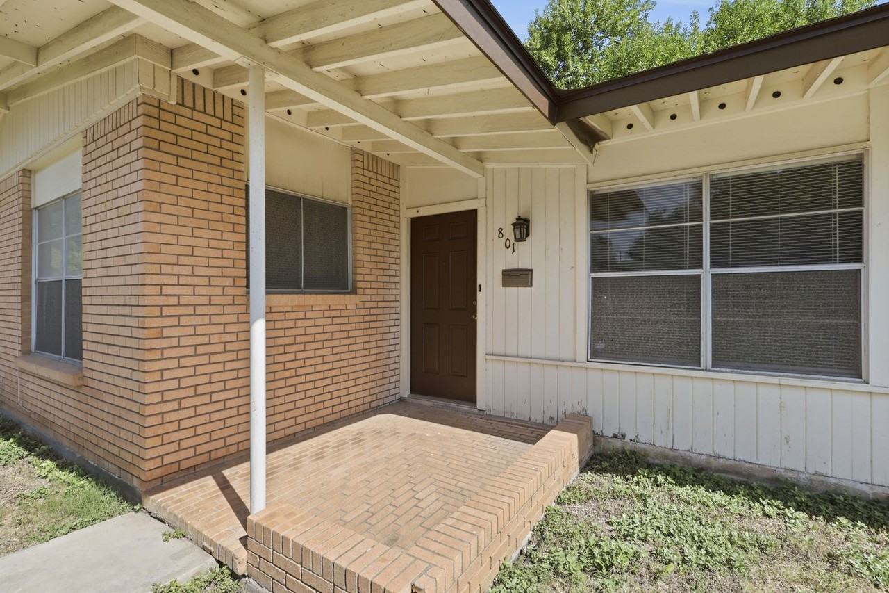 801 Oblate Dr - Photo 2 of 25