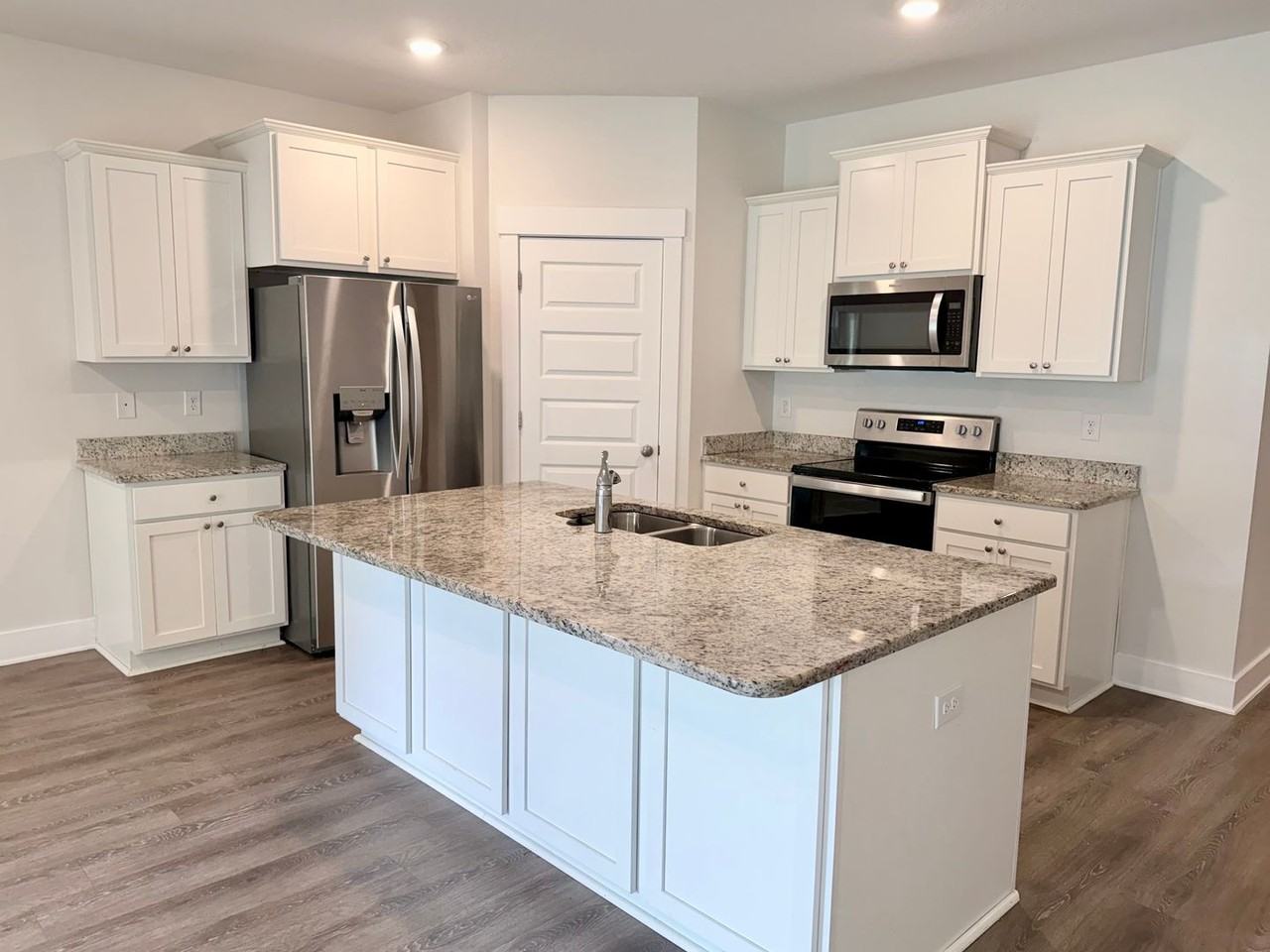 5733 Danbury Blvd - Photo 6 of 20