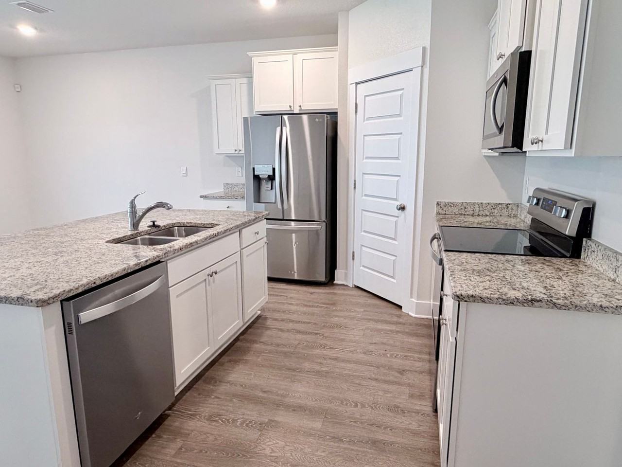 5733 Danbury Blvd - Photo 7 of 20