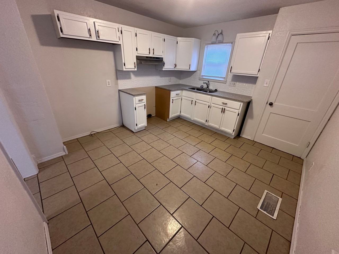 1153 N Pershing St - Photo 2 of 6