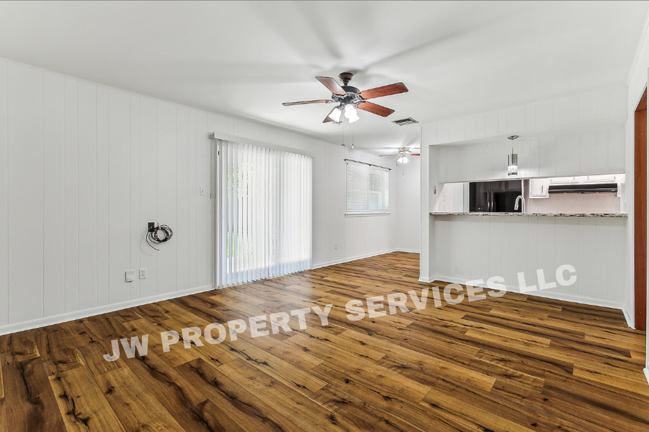 2444 Somerset Dr - Photo 4 of 13