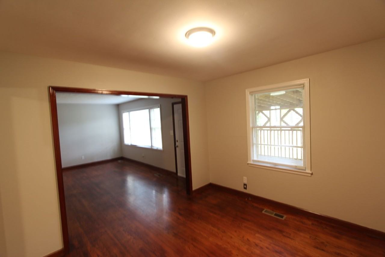 200 Carol Dr - Photo 5 of 18