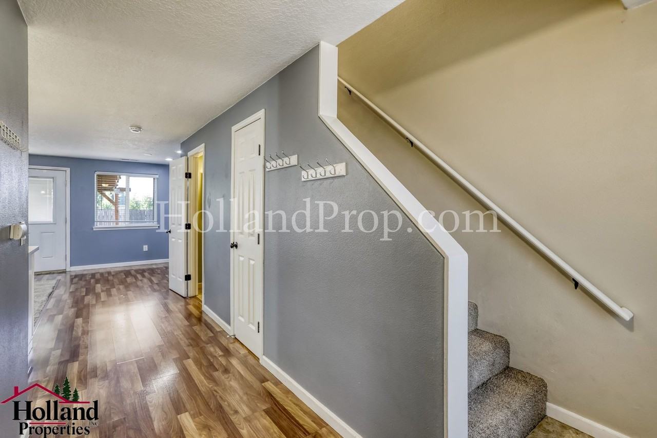 146 Ne Skylar St - Photo 4 of 27