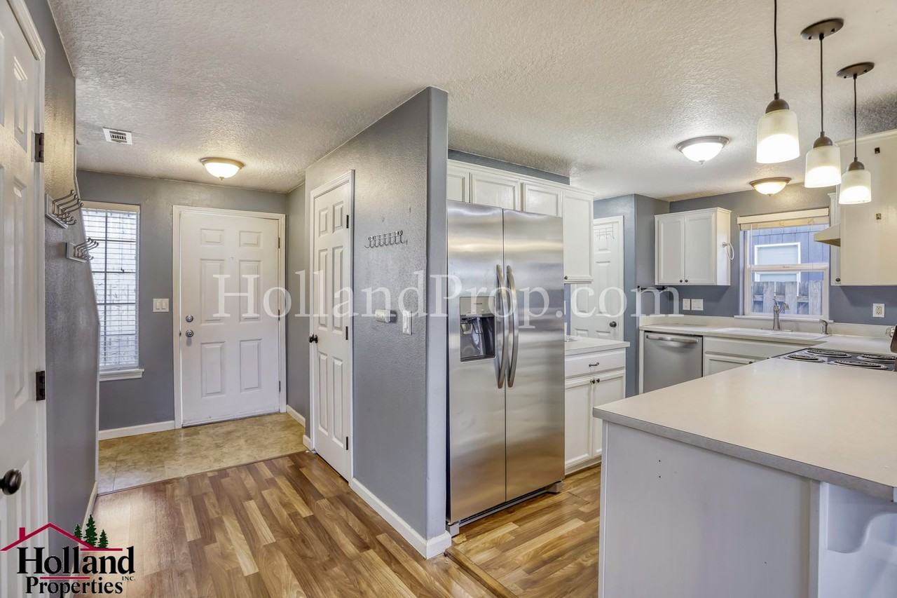 146 Ne Skylar St - Photo 5 of 27