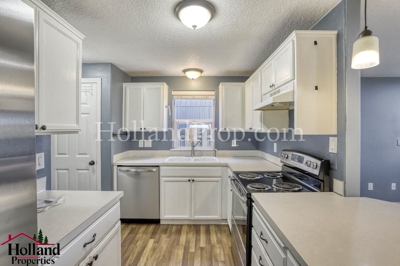 146 Ne Skylar St - Photo 6 of 27