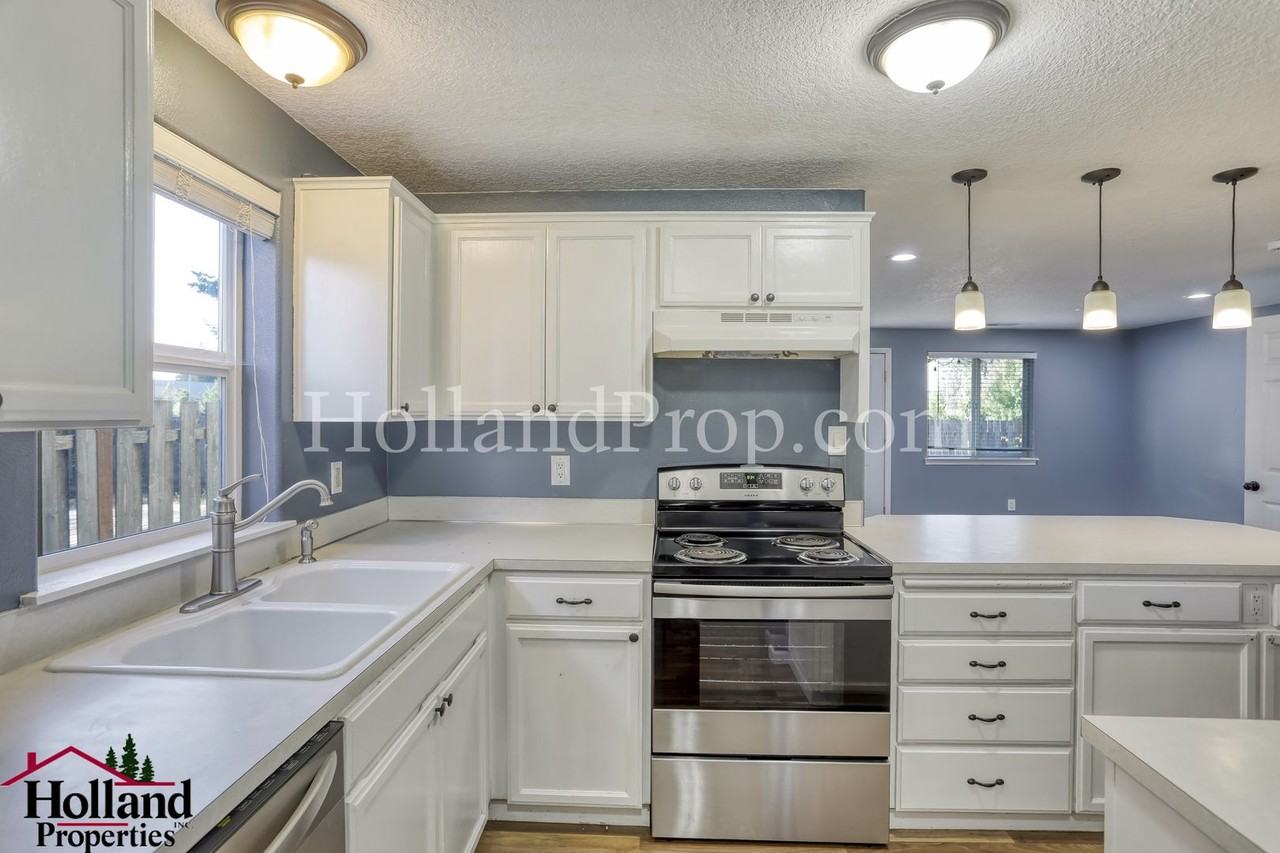 146 Ne Skylar St - Photo 7 of 27