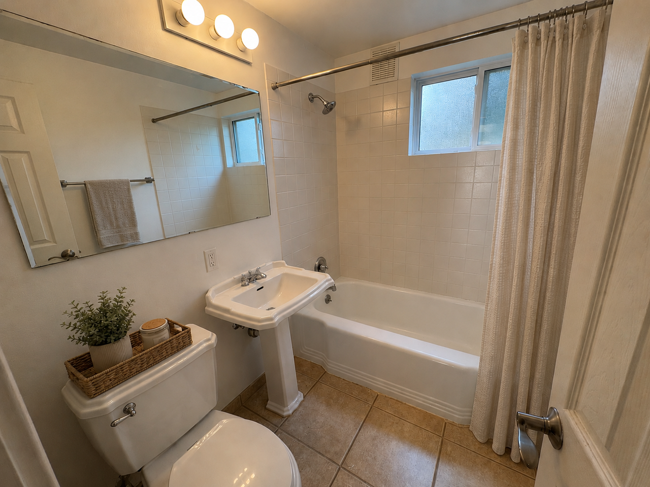 347 Ne 152nd St - Photo 6 of 7