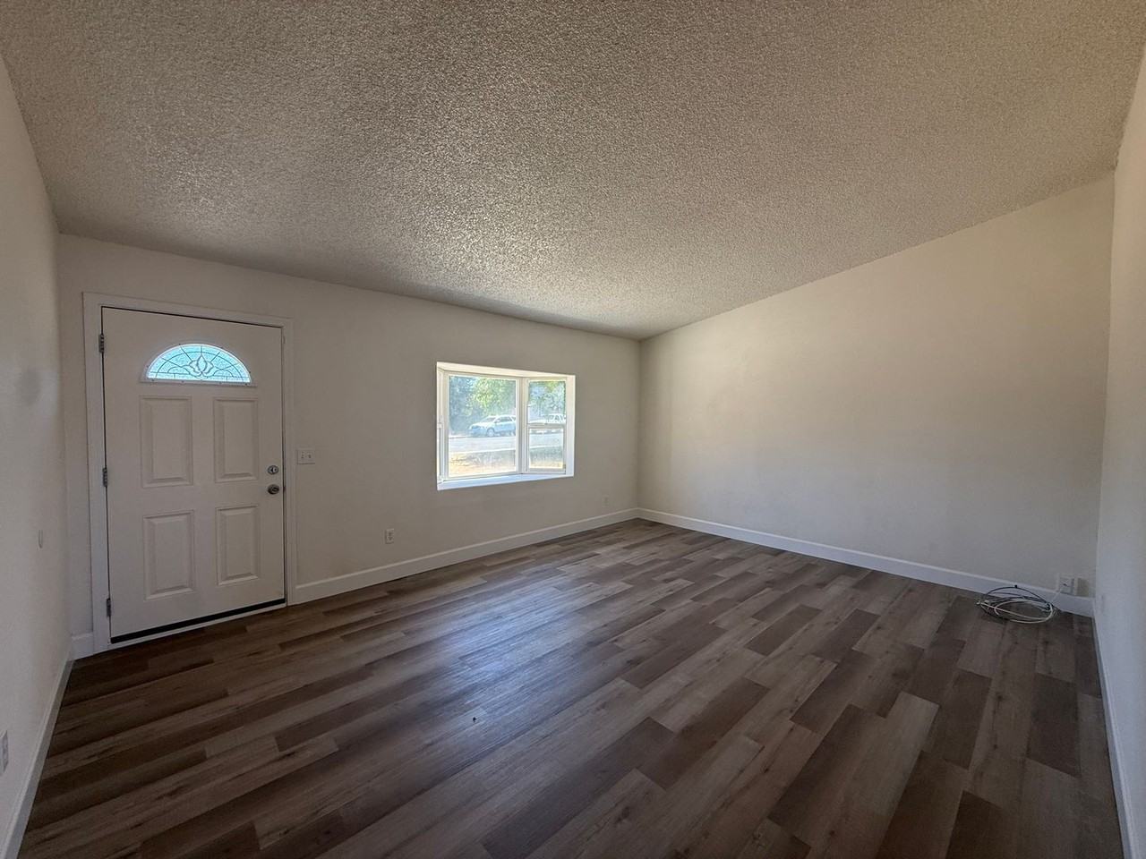 486 Colonial Cir - Photo 2 of 9