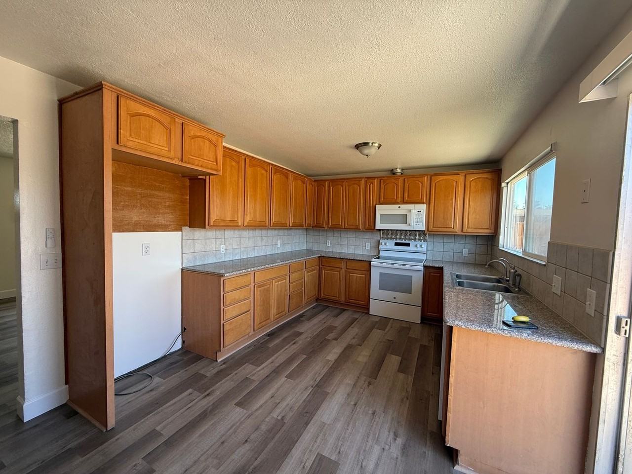 486 Colonial Cir - Photo 3 of 9