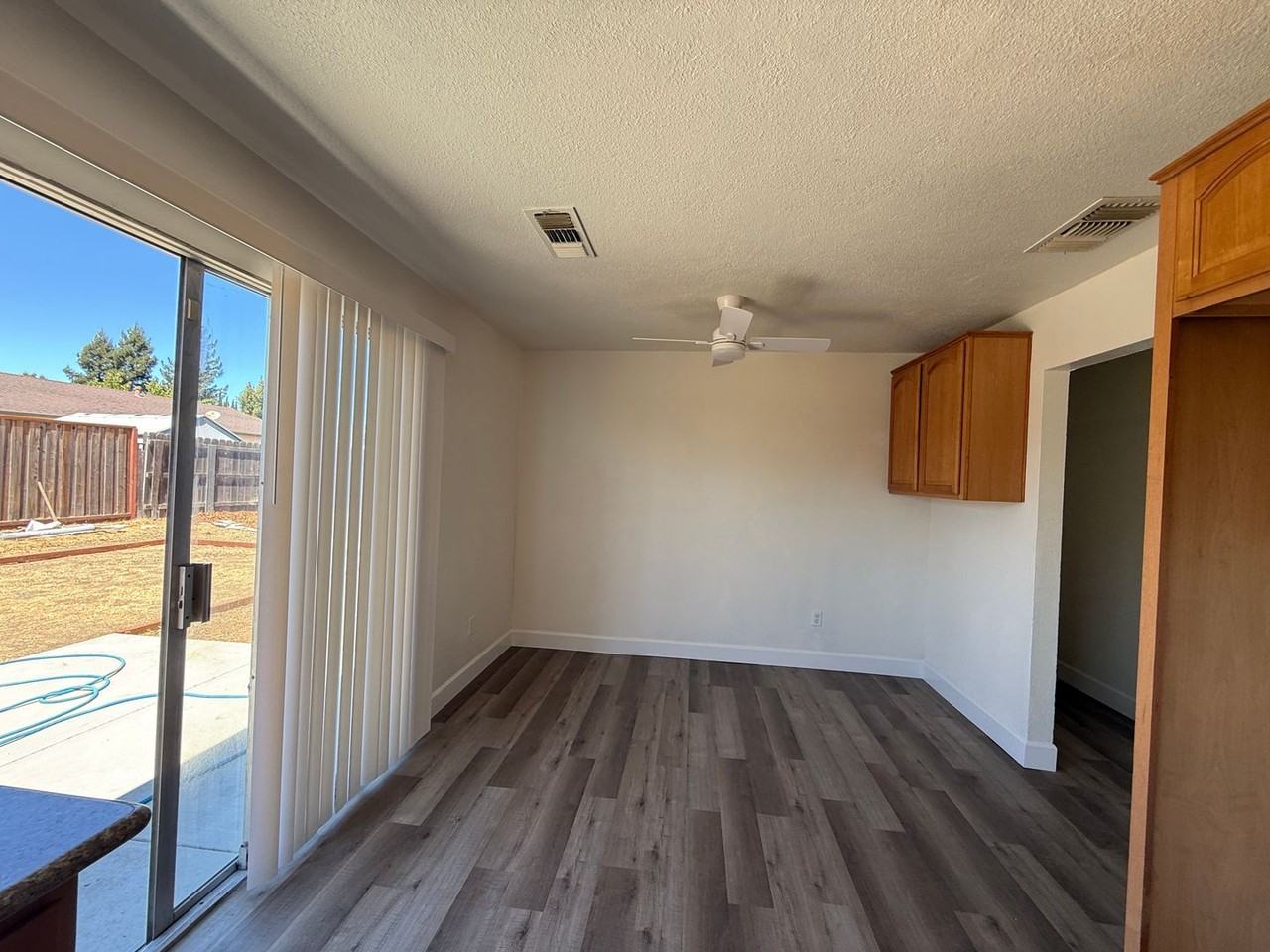 486 Colonial Cir - Photo 4 of 9