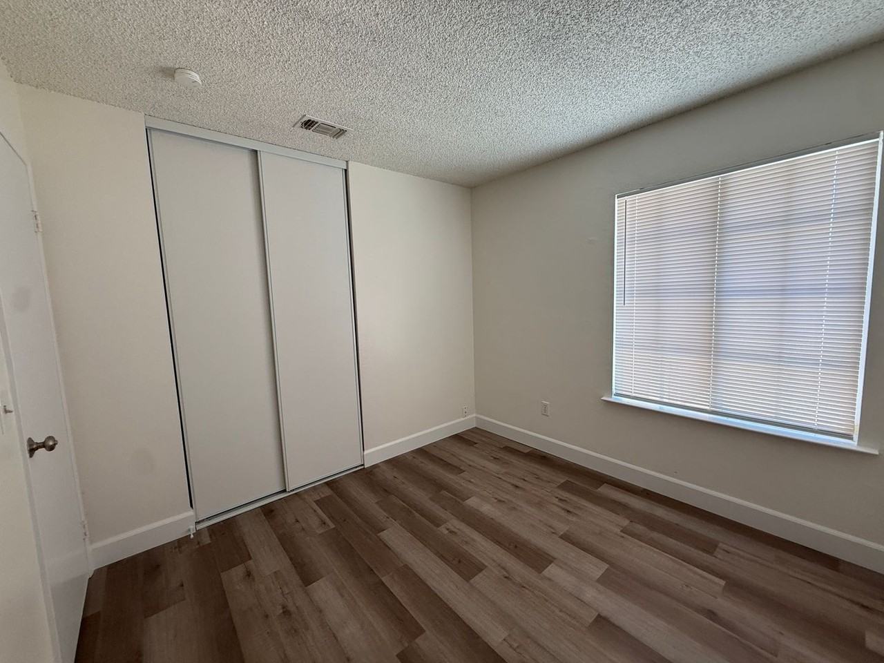 486 Colonial Cir - Photo 6 of 9