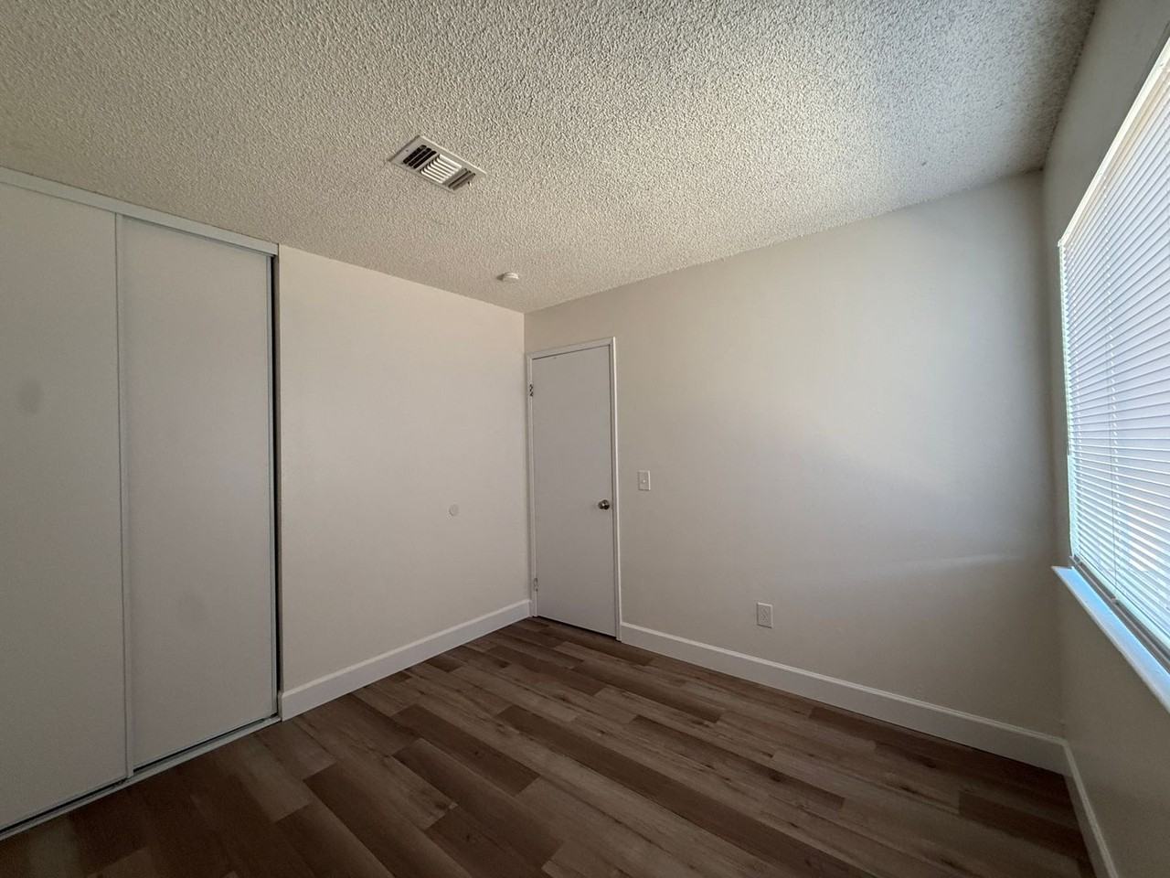486 Colonial Cir - Photo 7 of 9