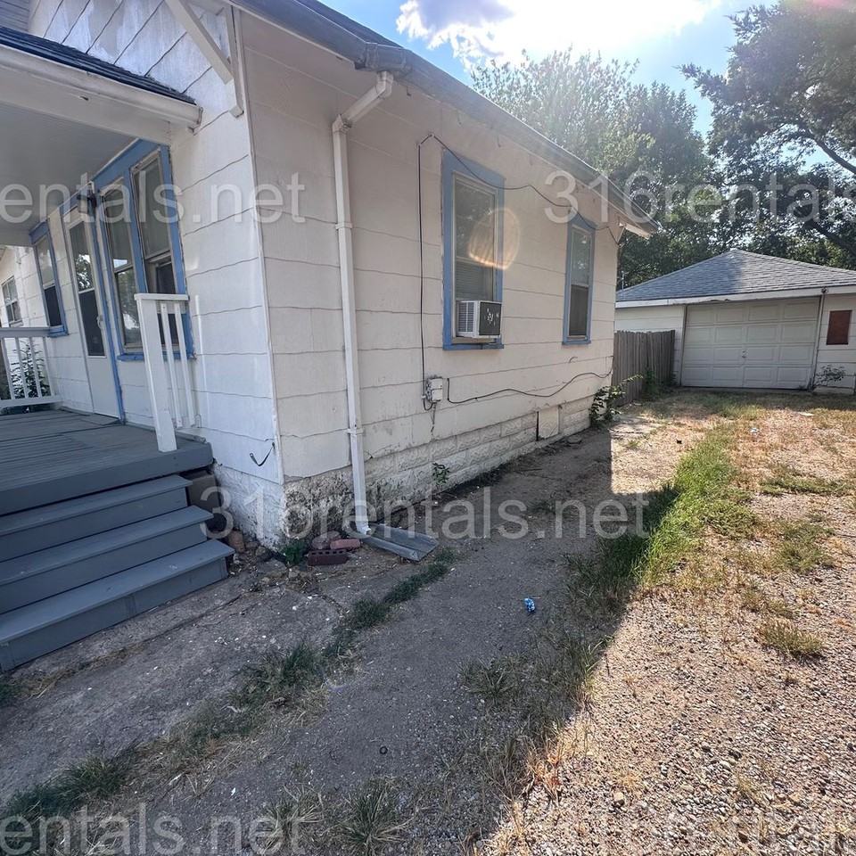 611 N Custer St - Photo 2 of 3