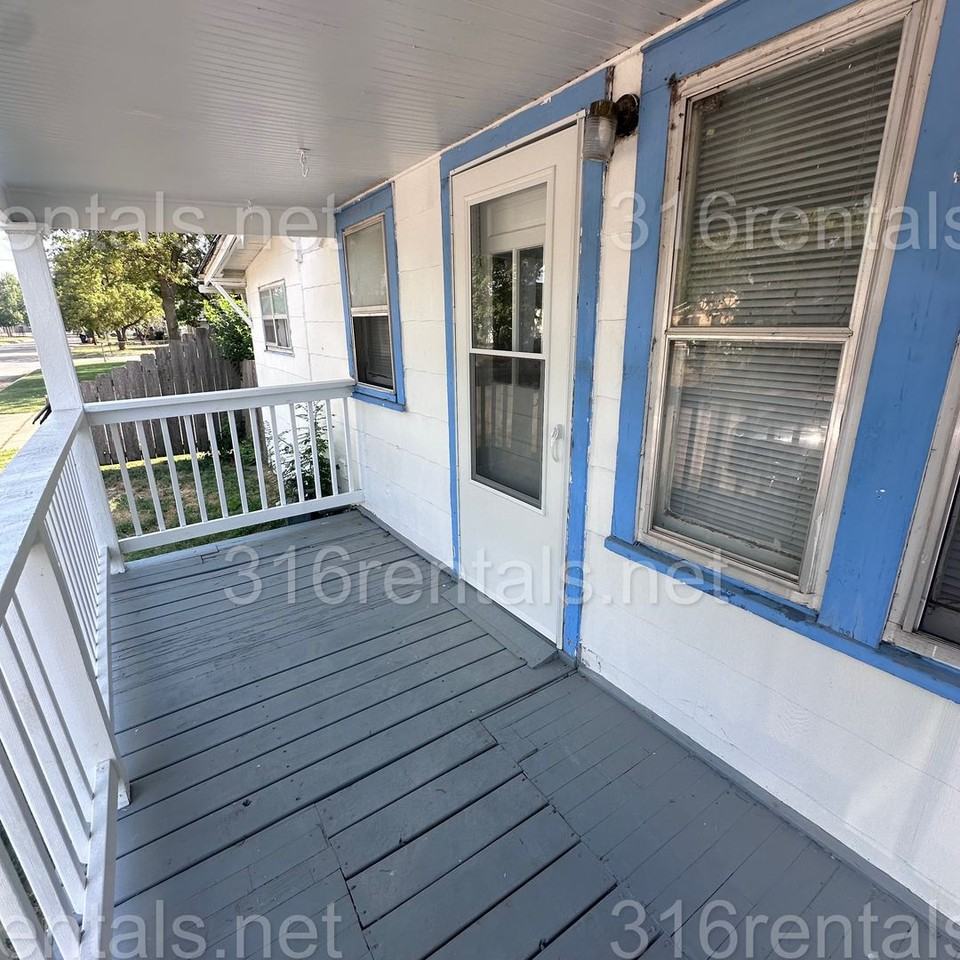 611 N Custer St - Photo 3 of 3