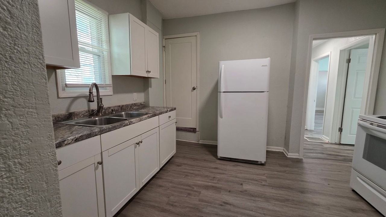 334 Mersington Ave - Photo 5 of 17