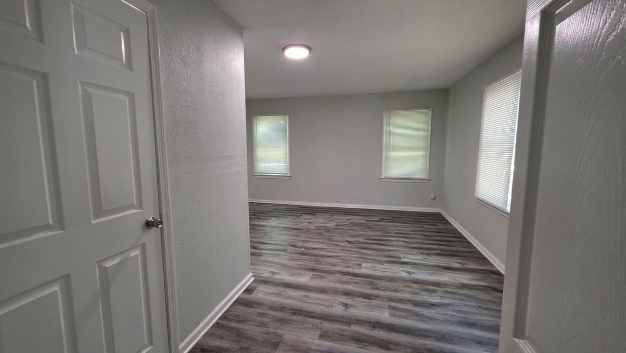 334 Mersington Ave - Photo 7 of 17