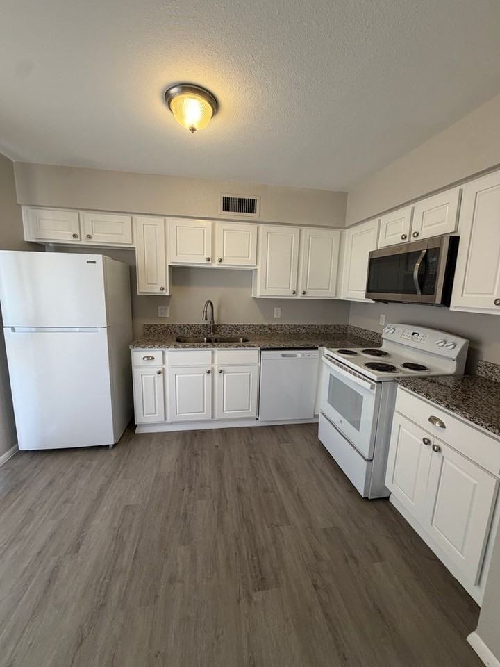 1431 S Lazona Dr - Photo 4 of 15