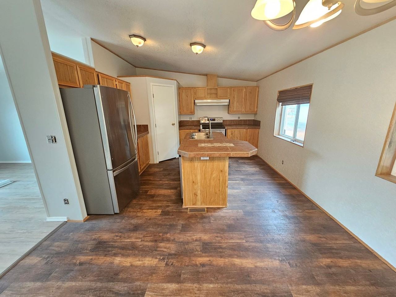 1567 W Arch St - Photo 4 of 18
