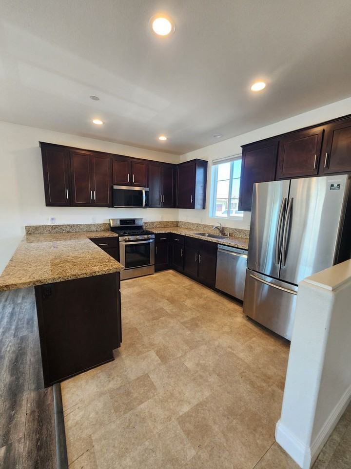 231 Ninos Dr - Photo 3 of 24
