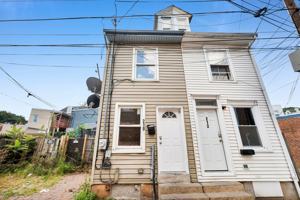 featured image of 210 1/2 Peach St