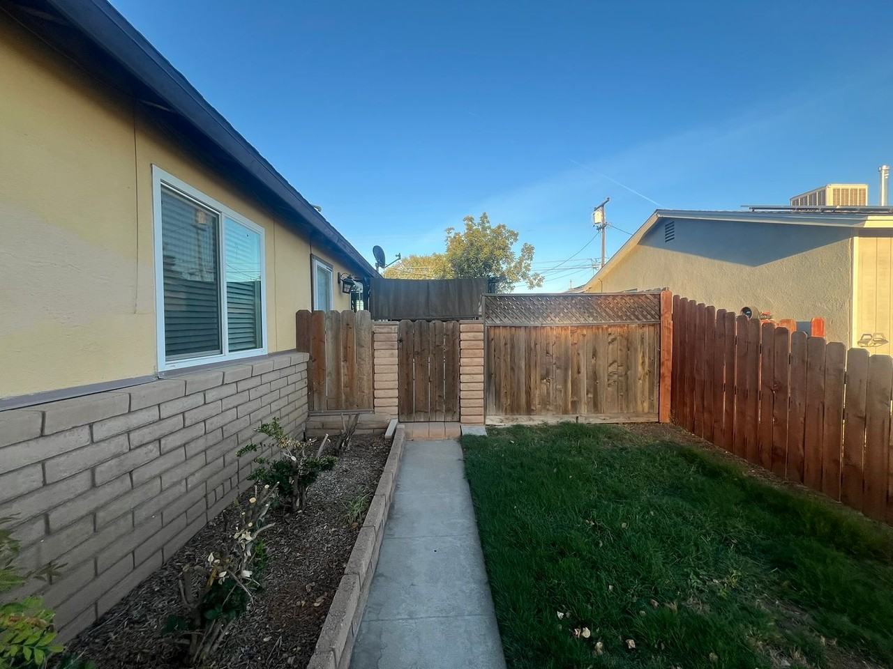 105 Lombardy Ln - Photo 2 of 17