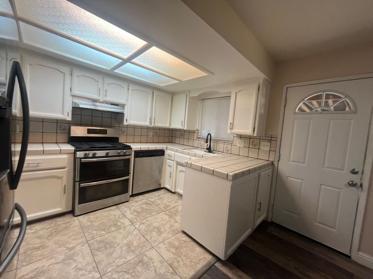 105 Lombardy Ln - Photo 3 of 17
