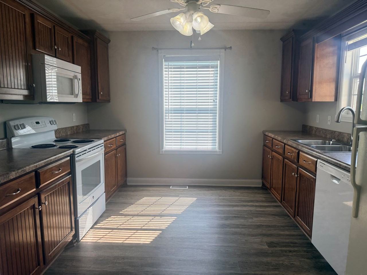 149 Brock Ln - Photo 2 of 7