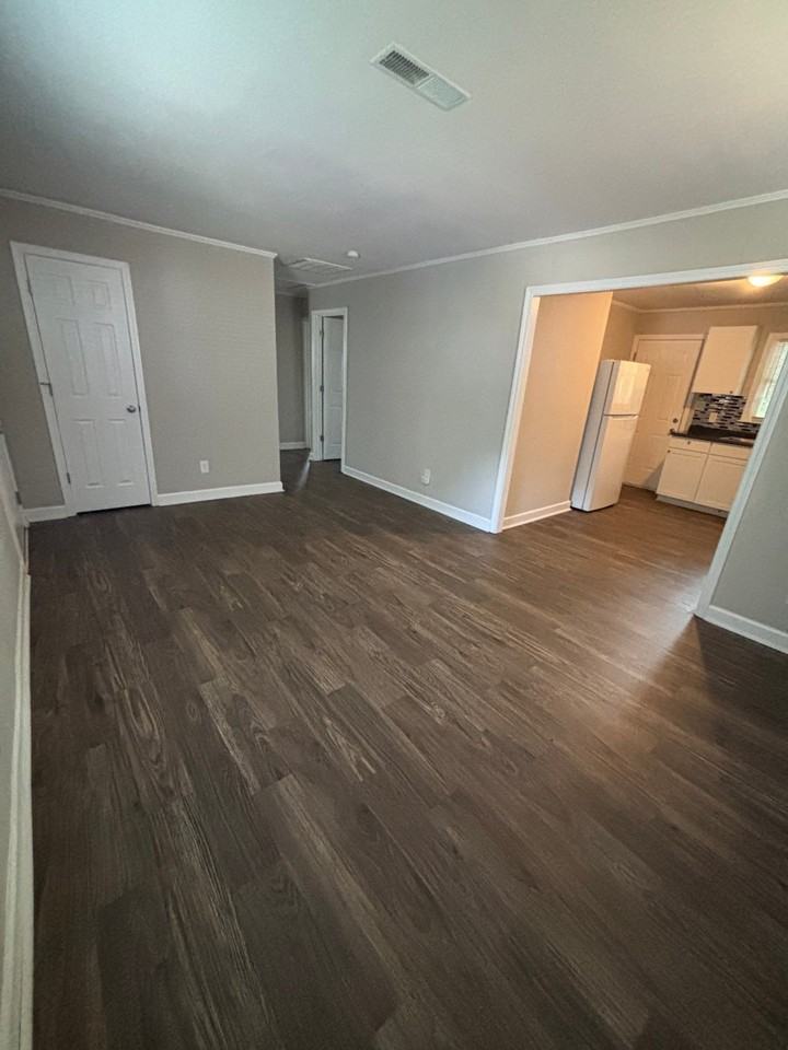 411 Hobson St - Photo 3 of 11