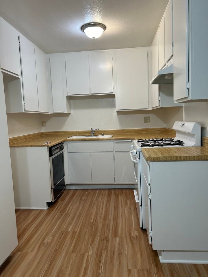 725 E Windsor Rd #202 - Photo 2 of 5
