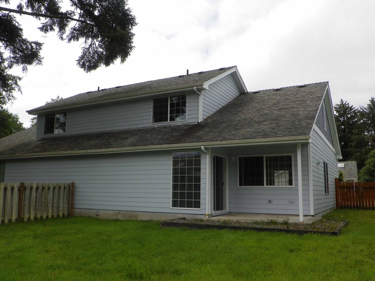 734 Nw Date Ave - Photo 2 of 31