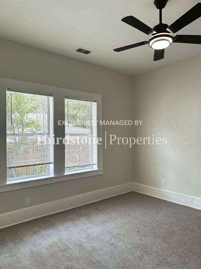 137 W 18th St - Photo 4 of 12