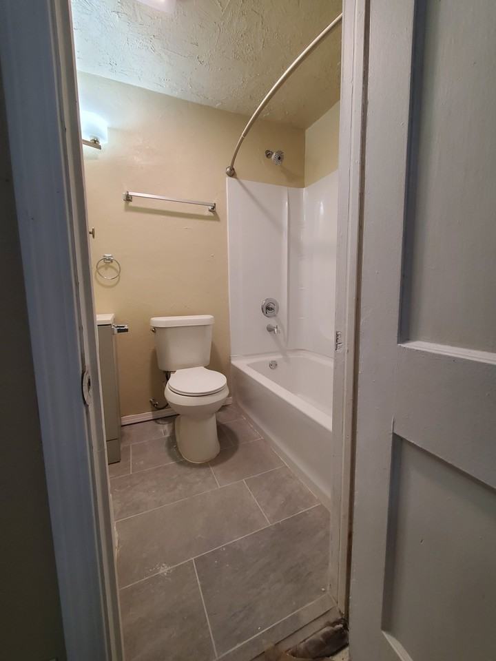 301 W Lilac Ln - Photo 2 of 9