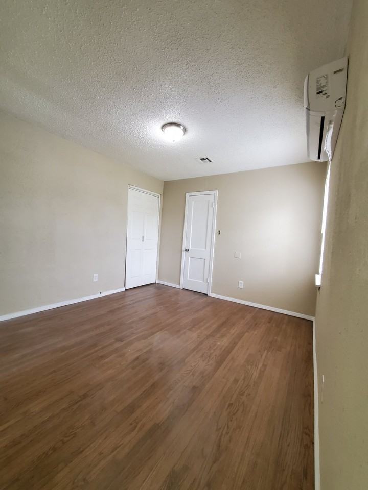301 W Lilac Ln - Photo 3 of 9