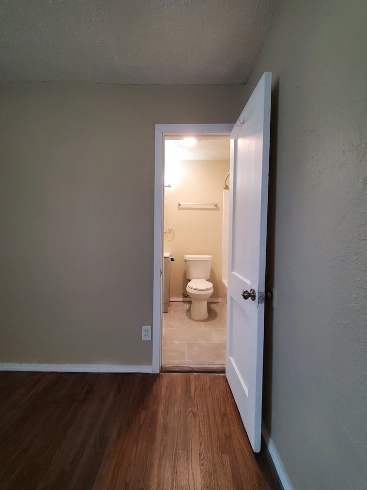 301 W Lilac Ln - Photo 4 of 9