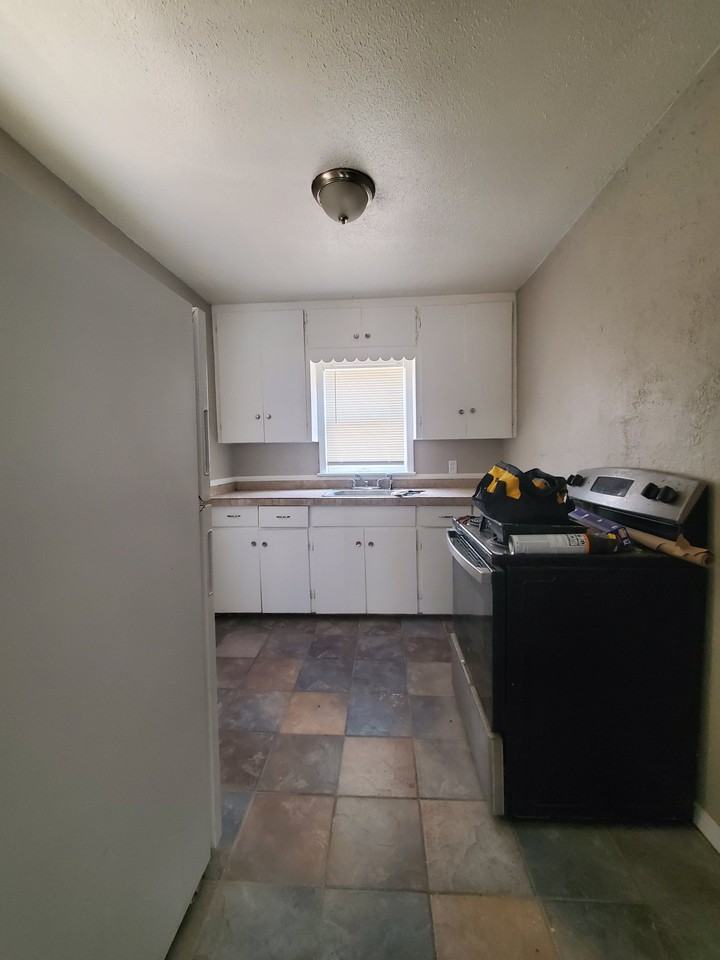 301 W Lilac Ln - Photo 5 of 9