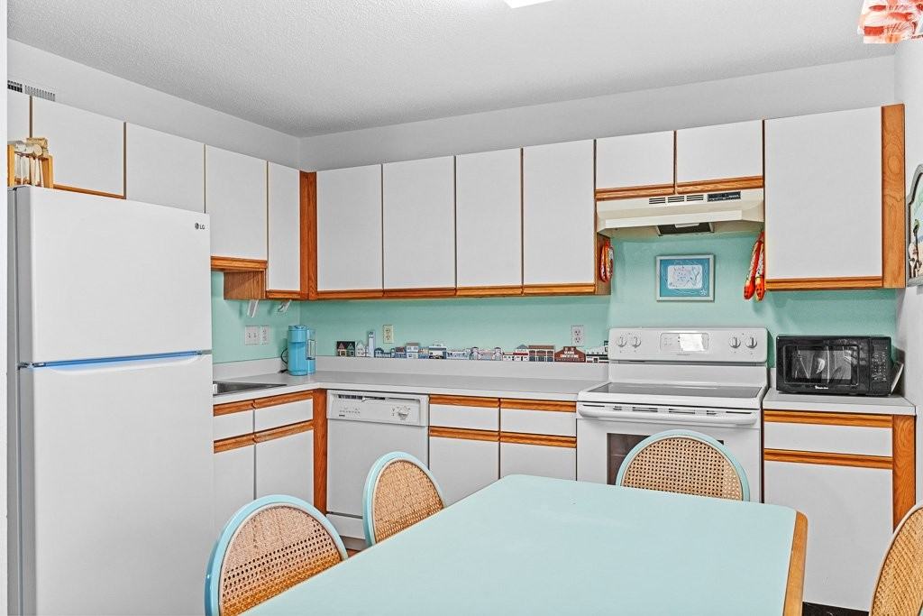 805 142nd St #202 - Photo 4 of 12