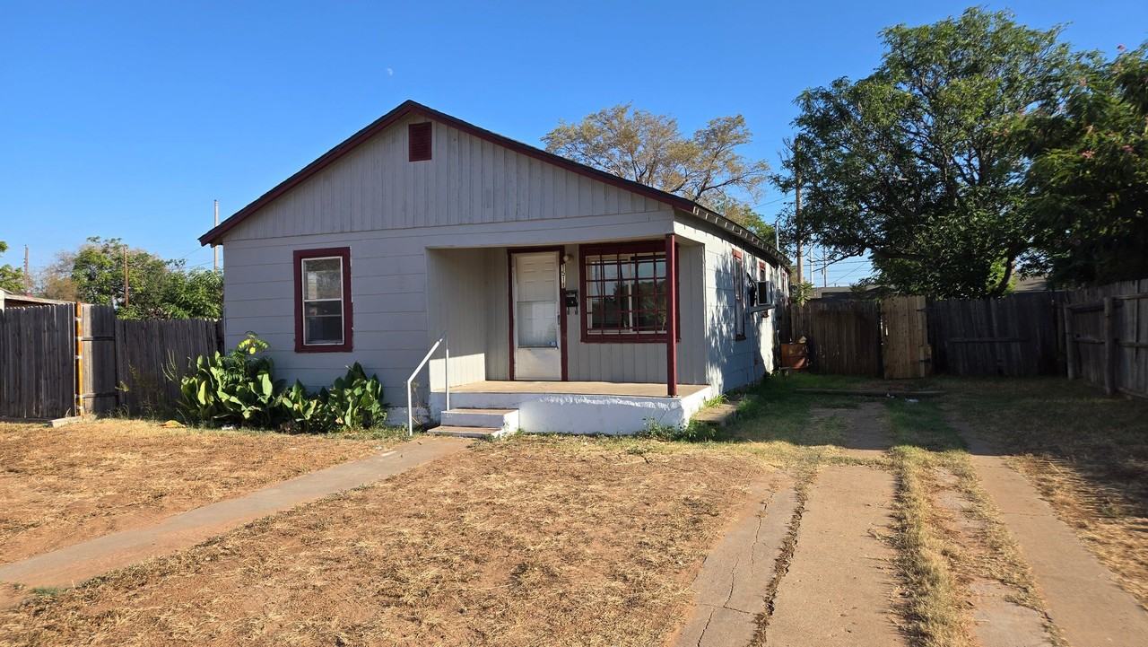 1511 32nd St - Photo 2 of 16