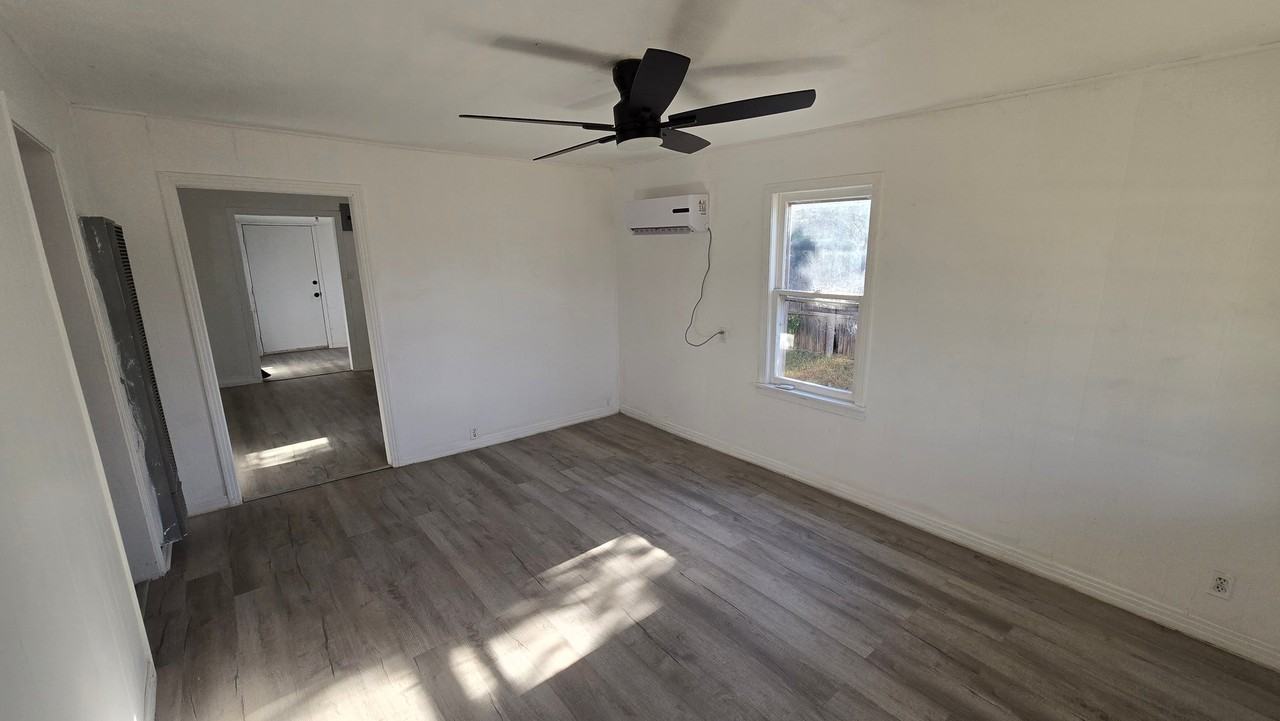 1511 32nd St - Photo 4 of 16