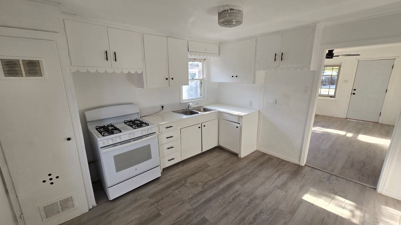1511 32nd St - Photo 6 of 16